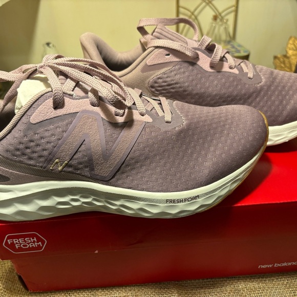 NEW BALANCE NIB Women’s Fresh Foam Arishi v4 9.5 purple violet - Picture 6 of 8